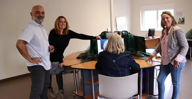 photo  les animateurs des deux prochains ateliers (david esso-elokan, audrey vallienne, et frédérique bouglé) lors d’une session d’accompagnement au maniement des outils numériques.  &copy;  sud-est manceau 