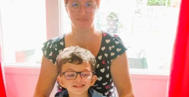 photo  enzo, ici avec sa maman, espère bien qu’il pourra être accompagné par un aesh rapidement pour apprendre plus sereinement les fondamentaux scolaires.  &copy;  ouest-france 