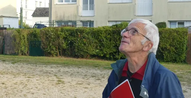 photo  jean-jacques rey se promène souvent la tête en l’air, il admire les hirondelles.   &copy;  le maine libre 