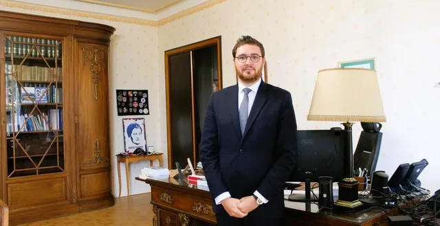 photo  le haut fonctionnaire quentin spooner, quelques jours après avoir accueilli les visiteurs lors des journées du patrimoine, devant son bureau à la sous-préfecture, est prêt à poursuivre ses échanges avec les acteurs locaux.  &copy;  le maine libre 