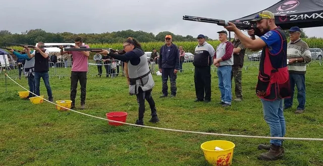 photo  fabienne aux côtés des hommes sur le poste de tir, montrant la place grandissante des femmes dans le ball-trap.  &copy;  le maine libre 