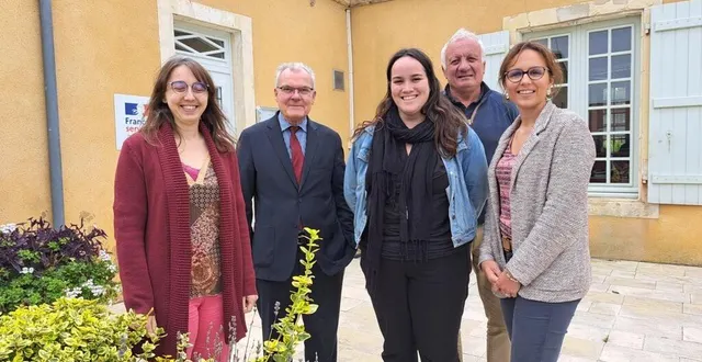 photo  les conseillères de france services, entourées des élus, ici au luart.  &copy;  le maine libre 