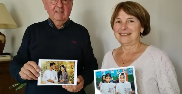 photo  didier et marie-jeanne guesdon tenant des photos symboles de leur immersion dans des familles bangladaises.  &copy;  ouest-france 