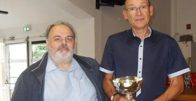 photo  arnaud blaye et thierry landemaine, respectivement 2e et 1er du tournoi.  &copy;  le maine libre 