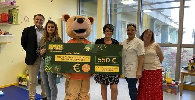 photo  le staff de aushoping, à gauche, a offert un beau cadeau à l’arche, représenté pas sa directrice générale et des cadres de santé.  &copy;  ouest-france 