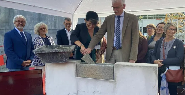 photo  la pose de la première pierre a été l’occasion de la transmission du poste de la direction générale du pôle régional du handicap entre xavier pinel et angélique brillard.  &copy;  angélique brillard 
