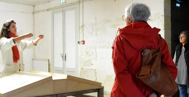photo  aux moulins de paillard, shelly de vito explique aux visiteurs la notion du temps qui s’étire dans la salle des dessins de quadrants solaires.  &copy;  ouest-france 