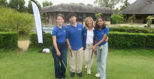 photo  les étudiants étrangers morgan (états-unis), andy (paraguay) et manashi (inde) posent avec la nouvelle présidente isabelle lambert, au golf, samedi 21 septembre 2024.  &copy;  ouest-france 
