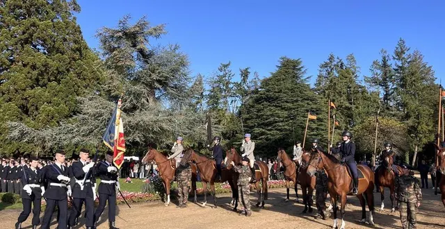 photo  les couleurs passent devant tous les élèves et devant la section équestre du prytanée national militaire, à la flèche, lors de la présentation au drapeau, samedi 28 septembre 2024.  &copy;  ouest-france. 