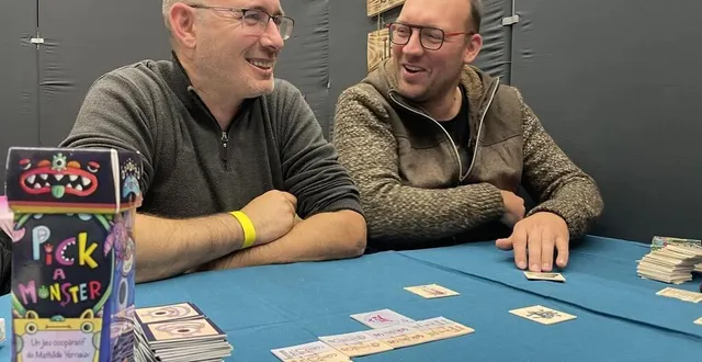 photo  « jouer, ça fait perdre la notion du temps, ça vide la tête et ça rend heureux ! », lance loïc, à gauche, venu avec ses amis benjamin et julien au festival des imaginaires ludiques.  &copy;  ouest-france 