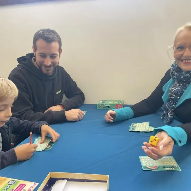 photo charly a testé le jeu presse patate avec ses parents, bastien et pauline, samedi midi.  ©  ouest-france