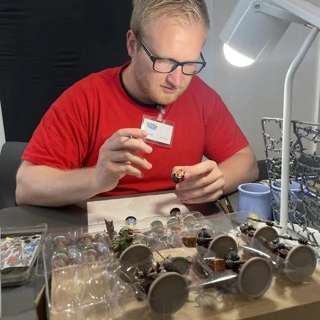 photo « quand je peins mes figurines, je me vide la tête », raconte benoît pommier, bénévole pendant le festival.  ©  ouest-france