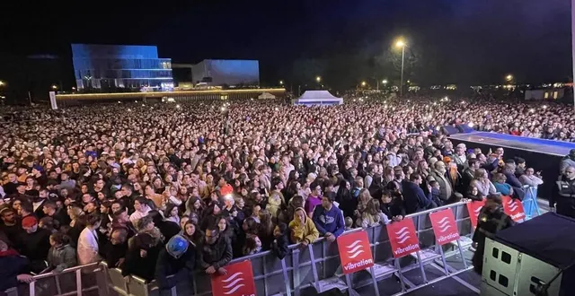photo  la foule massée sur le parking aérien des quinconces, au mans, pour le concert du tour vibration, samedi 28 septembre 2024.  &copy;  ouest-france 