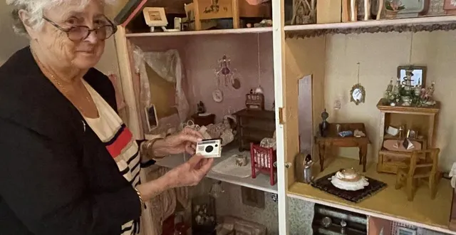 photo  josy here a passé des heures, avec sa fille et ses amies, à meubler et décorer cette maison miniature. l’artiste mareillaise souhaite s’en séparer et la confier à quelqu’un qui saura en prendre soin.  &copy;  le maine libre 