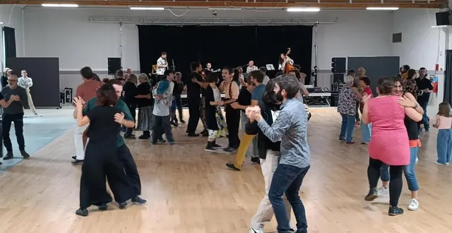 photo  une centaine de personnes ont profité du bal folk.  &copy;  le maine libre 