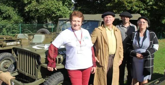 photo  michelle sadoulet avec les figurants résistants près des véhicules.  &copy;  le maine libre 