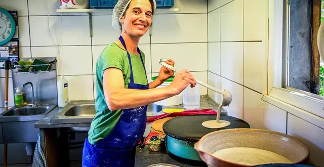 photo  fay, jeudi 19 septembre 2024. linda a fait chauffer les trois « billig » : c’est parti pour la fabrication de galettes, faites maison de a à z.  &copy;  photo le maine libre-yvon loue 