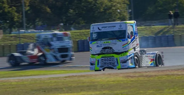 photo  sur la piste du circuit bugatti, les camions en compétition affichent une puissance de 1 050 à 1 200 chevaux, pour un poids minimum de 5 400 kg. avec une vitesse maximum de 160 km/h.  &copy;  arnaud despelchain 