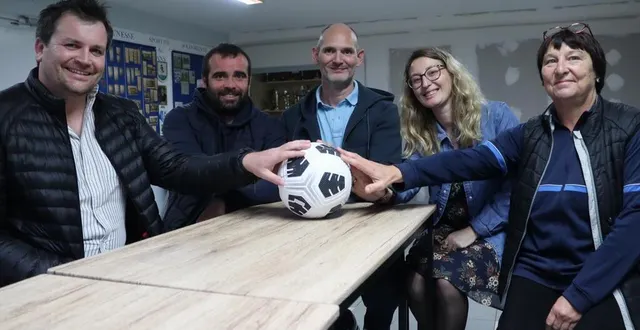 photo  adrien le dréau, le président de la js solesmes, max geffriaud, joueur, xavier follenfant, gérant de l’école de conduite sabolienne (ecs), marine binet, directrice pédagogique à l’ecs, et roselyne mottais, bénévole, ont acté un partenariat pour recruter un arbitre en lui offrant une formation au permis de conduire.  &copy;  ouest-france 