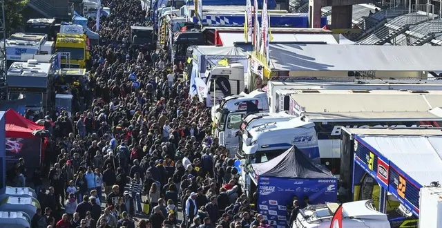 photo  dans les paddocks, on se presse pour voir au plus près les rois de la piste.  &copy;  photo le maine libre - denis lambert 