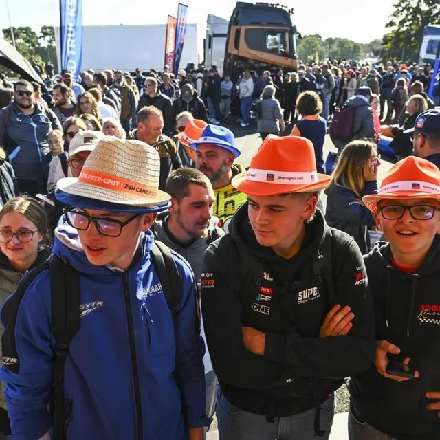 photo le soleil est au rendez-vous. on met le chapeau !  ©  photo le maine libre - denis lambert