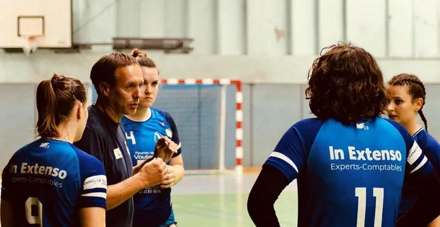 photo  christophe boby et ses joueuses peuvent ouvrir leur compteur ce dimanche en n3 féminine de handball.  &copy;  archives le maine libre 