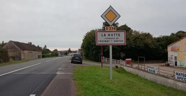 photo  l’accident s’est produit sur la d338 dans la nuit de samedi à dimanche, au lieu-dit la hutte, à fresnay-sur-sarthe?.  &copy;  le maine libre 