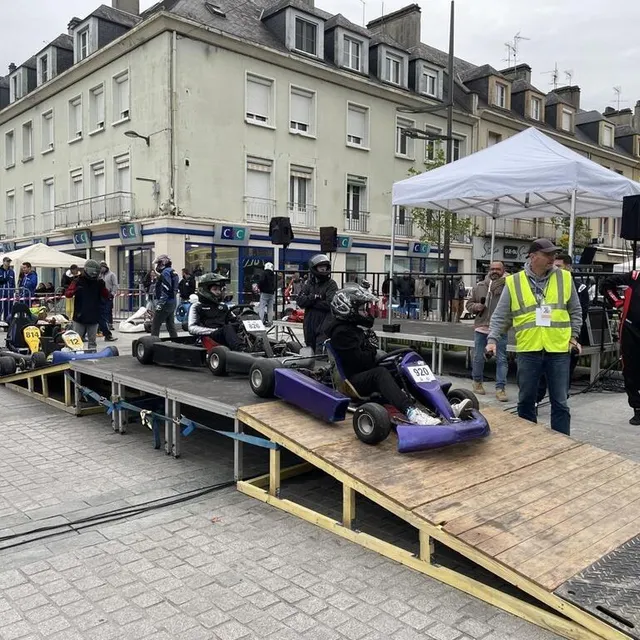photo ce dimanche 29 septembre 2024, les concurrents de la course de caisses à savon organisée par saint-lôve animations ont tout d’abord testé le parcours en centre-ville de saint-lô (manche).  ©  ouest-france