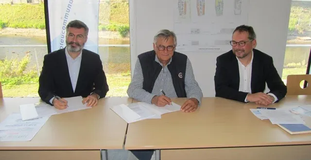 photo  thomas hanss, coordinateur du dispositif bimby-bunti, signe la convention de lancement de l’expérimentation destinée à favoriser la production de logements et la réhabilitation du parc bâti existant, en compagnie de gilles grimaud, président d’anjou bleu communauté et de jean-noël gaultier, vice-président en charge de l’habitat.  &copy;  co 