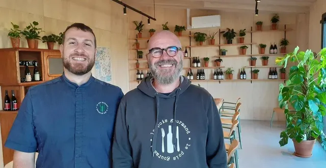 photo  françois-xavier gohard, chef de cuisine et associé (à gauche), guillaume reveillard, propriétaire du pois gourmand (à droite).  &copy;  ouest-france 