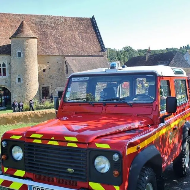 photo les véhicules des pompiers ont pris position autour du manoir de la cour, à asnières-sur-vègre, samedi 28 septembre 2024.  ©  ouest-france