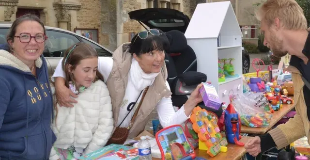 photo  les jouets ont aussi intéressé les chineurs à l’approche de noël, comme ici sur le stand de la famille provost.  &copy;  le maine libre 