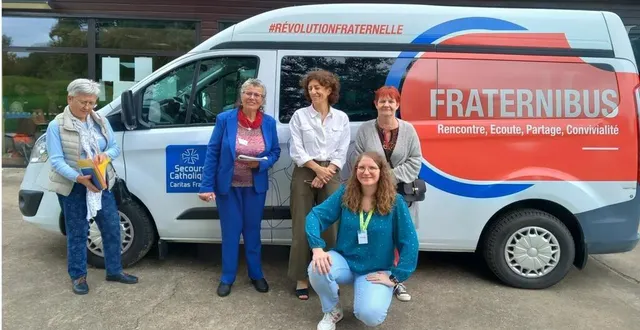 photo  des membres du secours catholique devant le « fraternibus ».  &copy;  le maine libre 