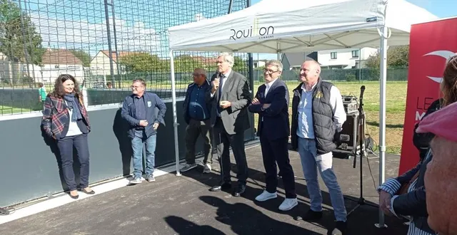 photo  avec laurent paris, maire (2e à droite), hervé le magueresse, président de l’egr foot, stéphane le foll, président de la métropole, frédéric davy, président de district et christine torrès, secrétaire de la préfecture.  &copy;  ouest-france 