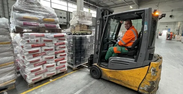 photo  sa plateforme logistique à sarceaux permet à agrial de livrer 320 magasins dans le grand ouest.  &copy;  ouest-france 