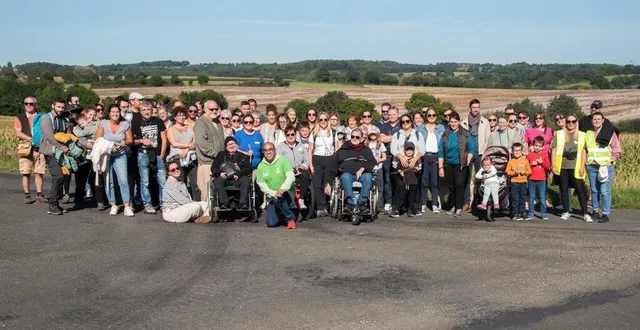 photo  les randonneurs ont fait une halte dans la campagne quintoise.  &copy;  le maine libre 