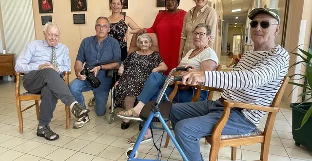 photo  quelques-uns des résidents de l’ehpad les pastels qui ont participé au projet photo, lors du vernissage, lundi 12 juin 2023.  &copy;  archives ouest-france 