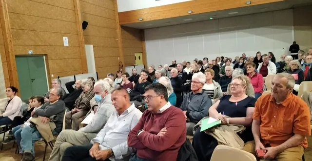 photo  la réunion publique, jeudi à la salle des fêtes de pontvallain, a rassemblé 120 personnes.  &copy;  le maine libre 