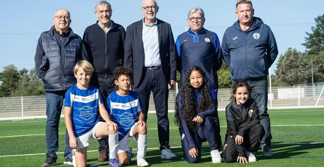 photo  philippe kerebel (au centre) ; michel blot, élu de la commission sports, et dominique forest, le maire (à gauche) ont remis les clés du terrain synthétique aux responsables du smos foot.  &copy;  ouest-france 