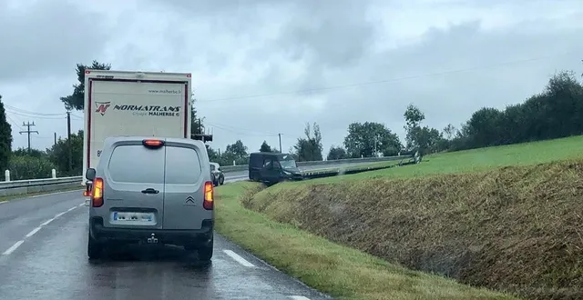 photo  une camionnette a percuté un poteau électrique ce lundi 30 septembre 2024 à rouperroux.  &copy;  ouest-france 
