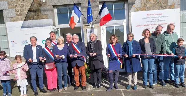 photo  au centre, le maire, bernard mésenge ; isabelle rioux, sous-préfète, et tous les élus, lors de l’inauguration de la rénovation de la mairie, samedi.  &copy;  ouest-france 