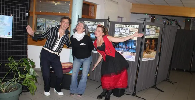 photo  de gauche à droite : marie allioux-brocherieux, présidente de l’association du centre socioculturel, entourée de la compagnie liv : sylvain couëdel et julie boussard.  &copy;  ouest-france 