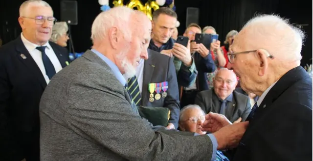 photo  louis boiteau (à droite), lors de la remise de sa médaille et de son diplôme, des mains de roger dutrievoz, président départemental de la section des médaillés militaires de mamers, et bruno charbonneau, président (à gauche).  &copy;  ouest-france 