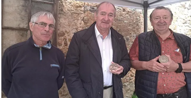 photo  dominique colombel a remis la médaille des 50 ans d’adhésion à la cgt à alain viot et daniel pineau. alain garnavault était absent.  &copy;  ouest-france 