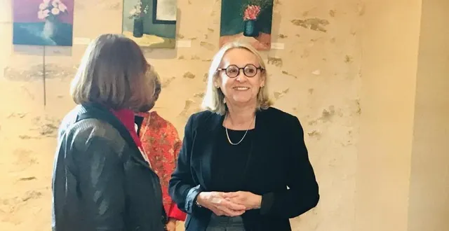 photo  élisabeth bucaille en discussion avec christine mirgaine (de dos), au vernissage de sa dixième exposition aux glycines.  &copy;  ouest-france 