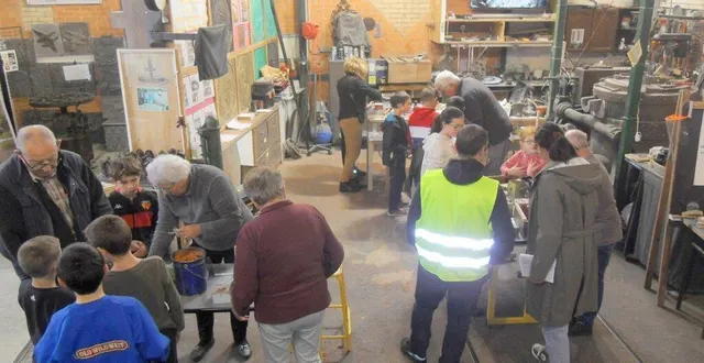 photo  les élèves ont été accueillis au musée d’antoigné par le président viel et ses bénévoles.  &copy;  le maine libre. 