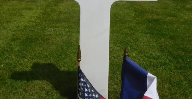 photo  la tombe du soldat américain tombé à marolles-les-braults en septembre 1944.  &copy;  le maine libre 