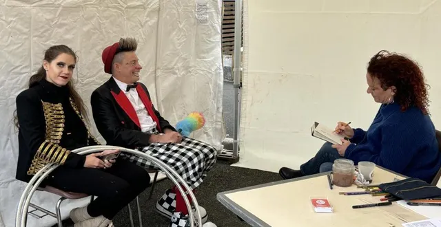 photo  charlotte n’a pas hésité à tirer le portrait des clowns.  &copy;  le maine libre 