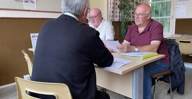 photo  michel lecornu (à droite), président de l’antenne de l’orne de l’association ufc-que choisir, analyse les documents transmis par une personne victime d’une arnaque. dominique peudru, à gauche, retranscrit l’entretien.  &copy;  ouest-france 
