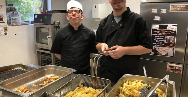 photo  dans quelques minutes, ce sera le rush. mais mathis (à gauche) et nolan ont le sourire, prêts à terminer la cuisson des frites et leur disposition dans les assiettes du restaurant pédagogique de l’institut médico-éducatif du val-de-loir à la flèche (sarthe).  &copy;  ouest-france 